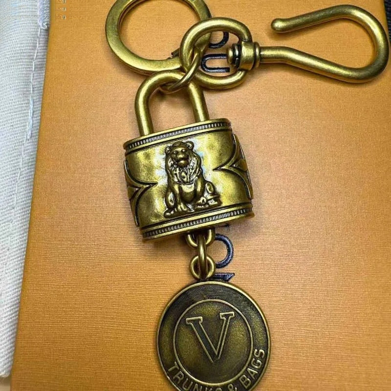 Vintage Lion Padlock Keychain Luxury Designer Holder for Men and Women Retro Bag Charm High Quality Bronze Key Ring Pendant Accessory Hot