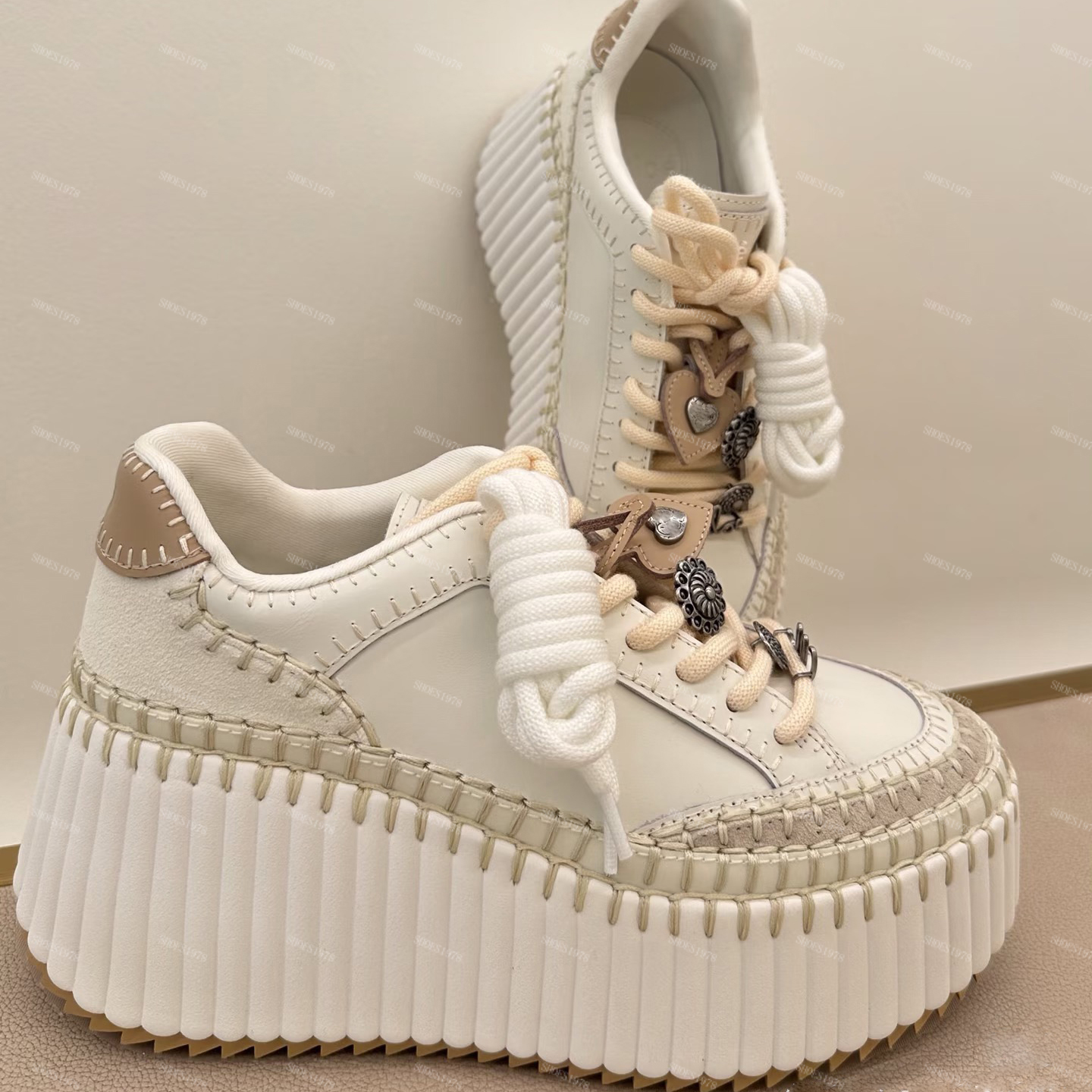 Chaussures habillées Designers Mocassins à plate-forme pour femmes en cuir de vachette Patchwork Couture à la main Production à lacets à semelle
