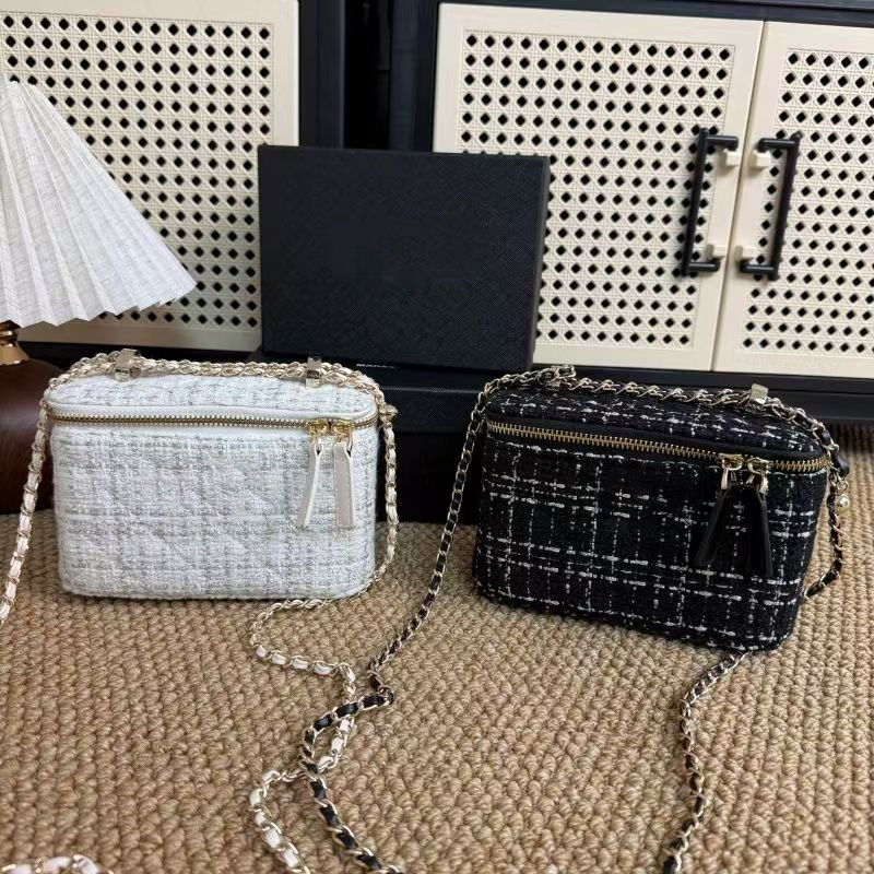 Prluxury designer bag 2026 Women's Viral Quilted Chain Bucket Bag Large Capacity Shoulder Underarm Motorcycle Style Purse free shipping