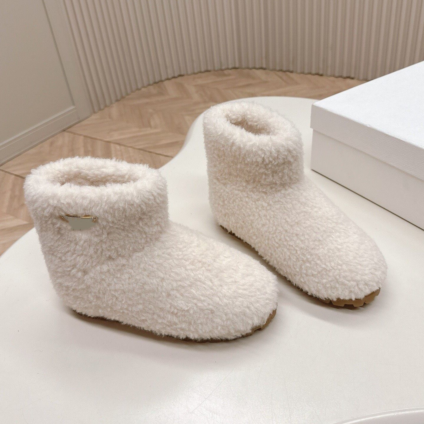 Luxury Shoe Designer Winter Boot snow boots Lady Suede Fur Furry Casual Outdoor Street Wear Home House Cozy Thick Fashion Gold Metallic Accent Styli