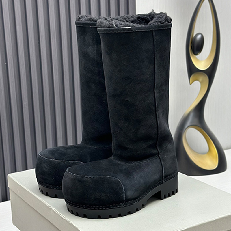 Classic Designer Womans Alaska Fur High Boot in Black Modern Luxury Suede Wool Interior Middle Boots Mens Womens Outdoor Skiing Sports Snow Boots SI