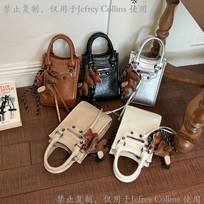 Trendy rivet biker sweet cool hot girl phone designer bag 2026 new model, textured and unique shoulder bag, versatile crossbody bag