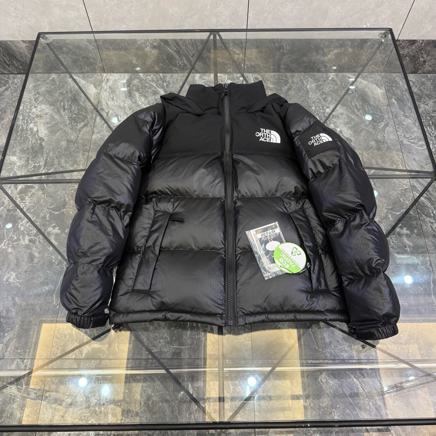 Autumn and winter couple fashion armband plaid long sleeved down jacket Casual embroidered logo windproof and warm jacket Lightweight and fluffy hoo