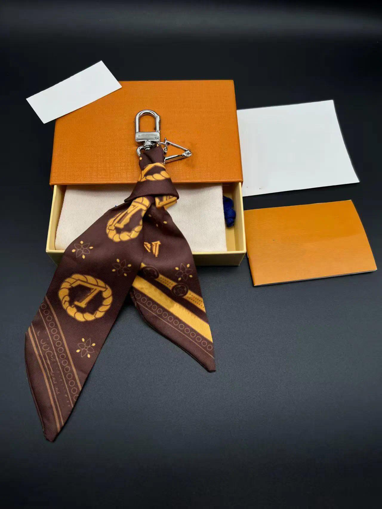 Fashion New Deisnger Lanyards Portable Scarf Designer Key Chain Bag Purse Silk Cherry Charm Keychains Luxury