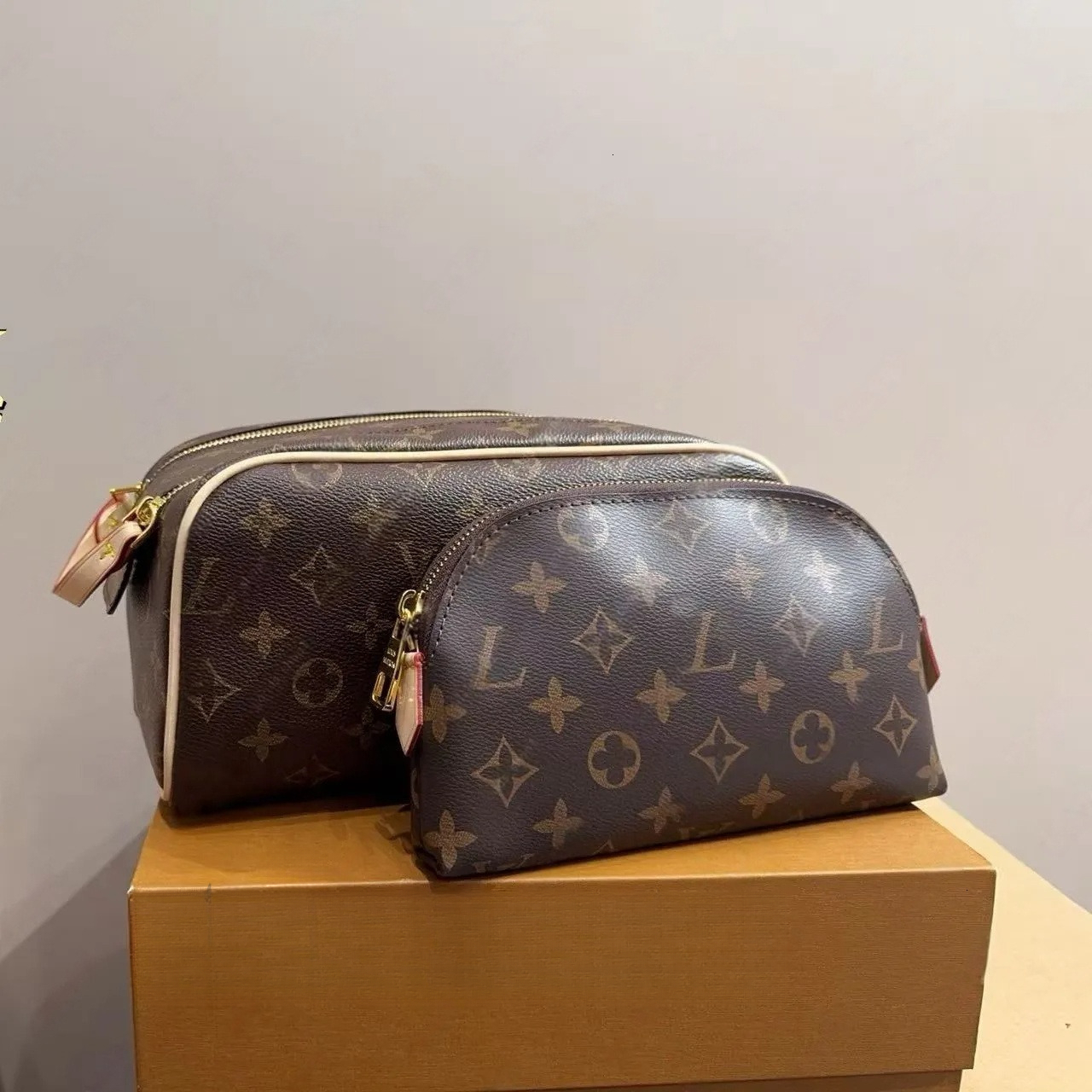 Shell Shape Luxury Designer Cosmetic Bags Canvas Waterproof Vintage Print Metal Zipper High Capacity Women Travel Toiletry Wash Organizer Cases Pack