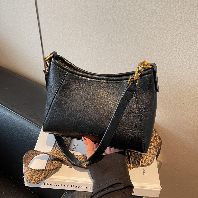 French Niche Underarm Women 2025 New Vintage Versatile Baguette for Office Commuting Single designer bag Shoulder Crossbody Bag