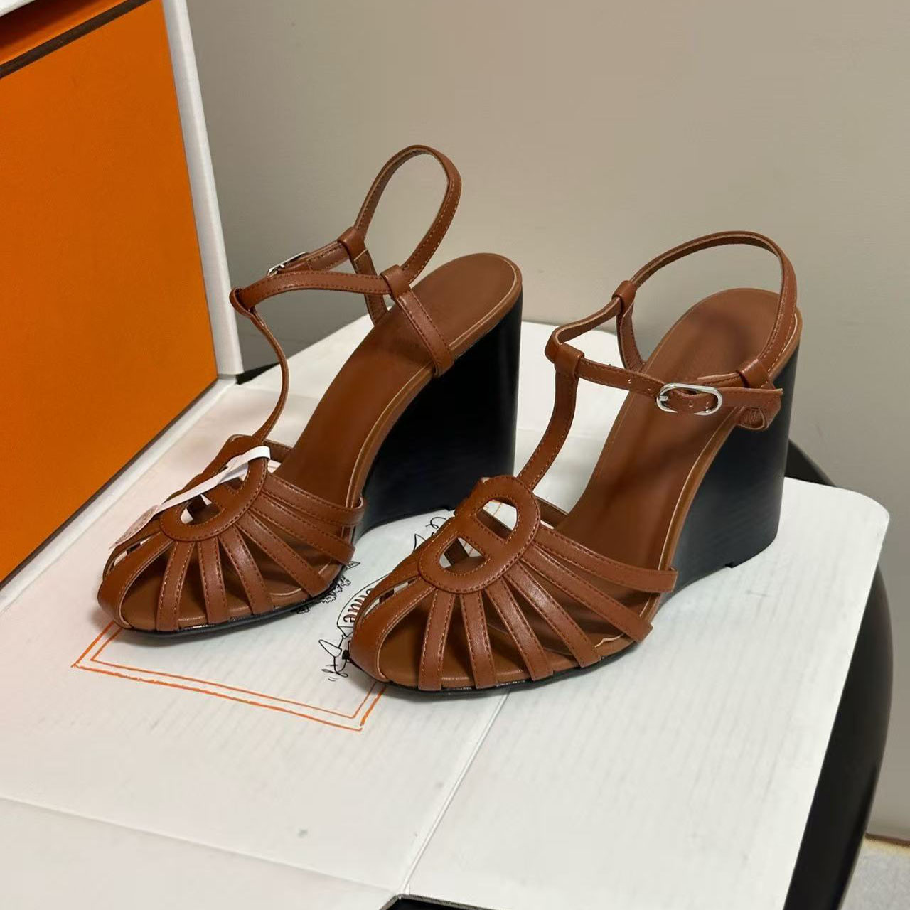 High quality summer new style with hollowed out Roman pig cage slope and T-shaped fashionable women's sandals made of cowhide and leather