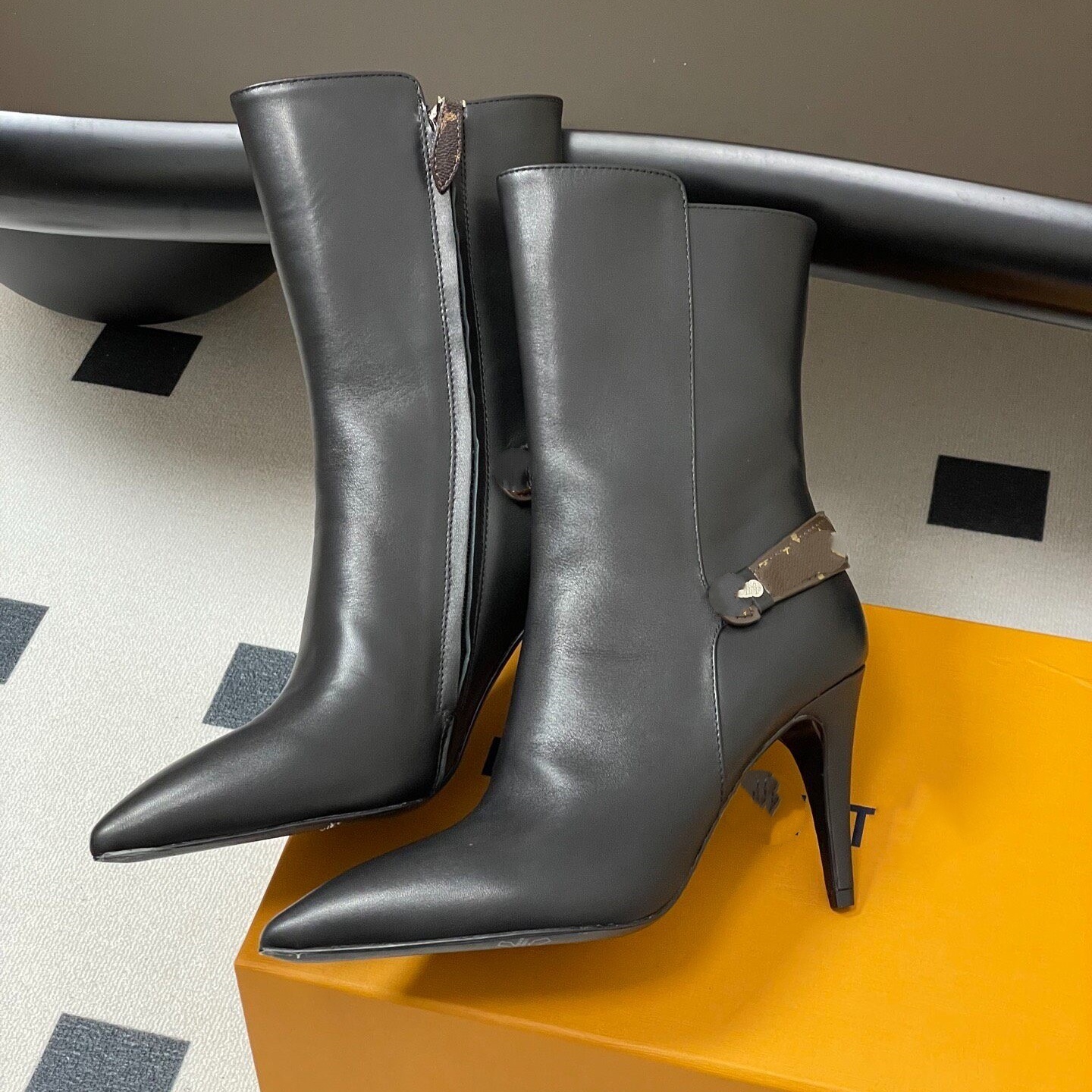 Designer Luxury Shoe Tall Boot Knee Leather High Heel Black Gold Chain Lock Strap Winter Outdoor Casual Street Fashion Modern Womens Fall New Brand