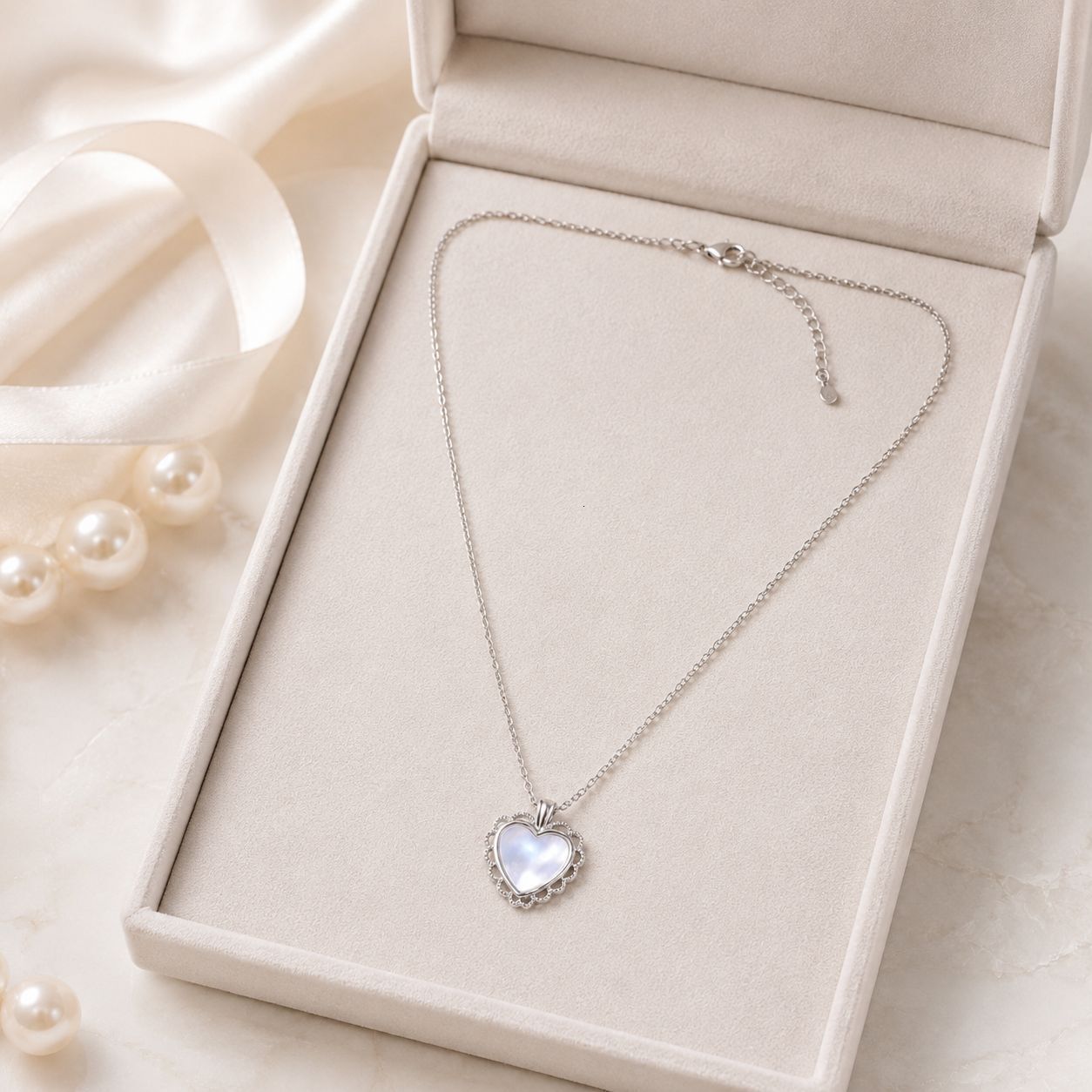 European American Style, Instagram-Inspired, Floral Heart-Shaped, Natural Shell, Titanium Steel Necklace, Minimalist, Lightweight, Luxurious, And Fa