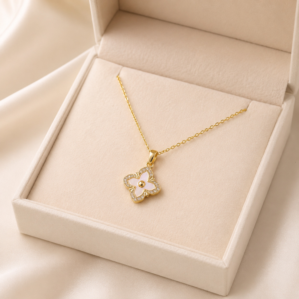 New 18K Gold-Plated White Shell Four-Leaf Clover Pendant Necklace Diamond-Studded Edges, Featuring Copper Base With Real Gold Plating, And Meticulou