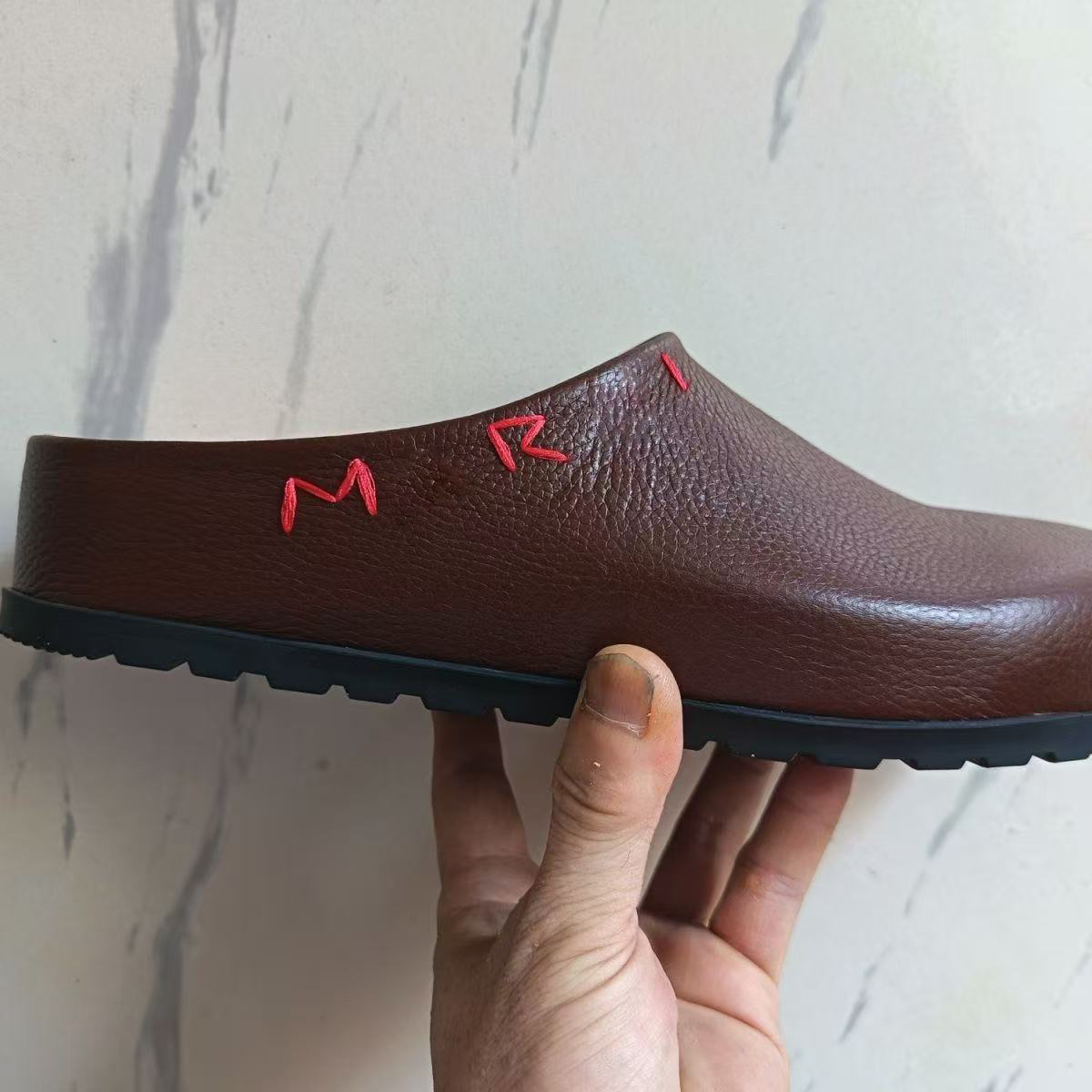 2026ss New MA Men Slipper Fashion Clogs Mules luxurys Designer Brown Leather Home Rubber slide Red Embroidery sandal Outdoor Backless Slip On casual