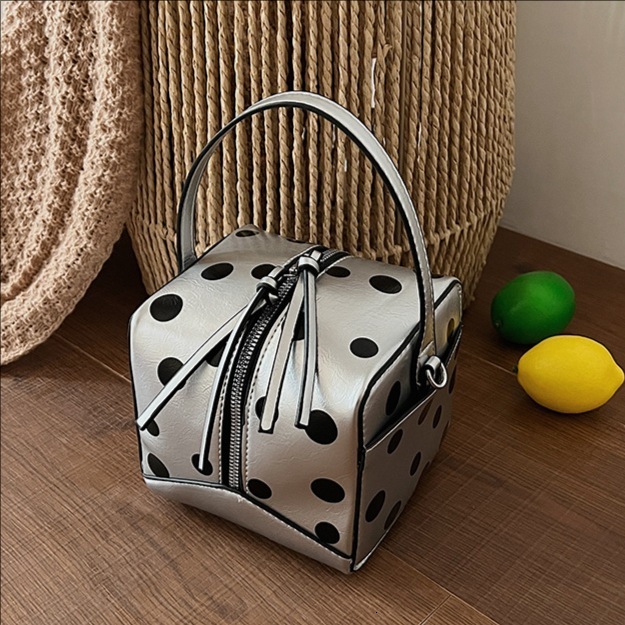 Cross-border minimalist designer bag women's 2026 spring-summer new polka dot fashion versatile shoulder with unique design, super popular c