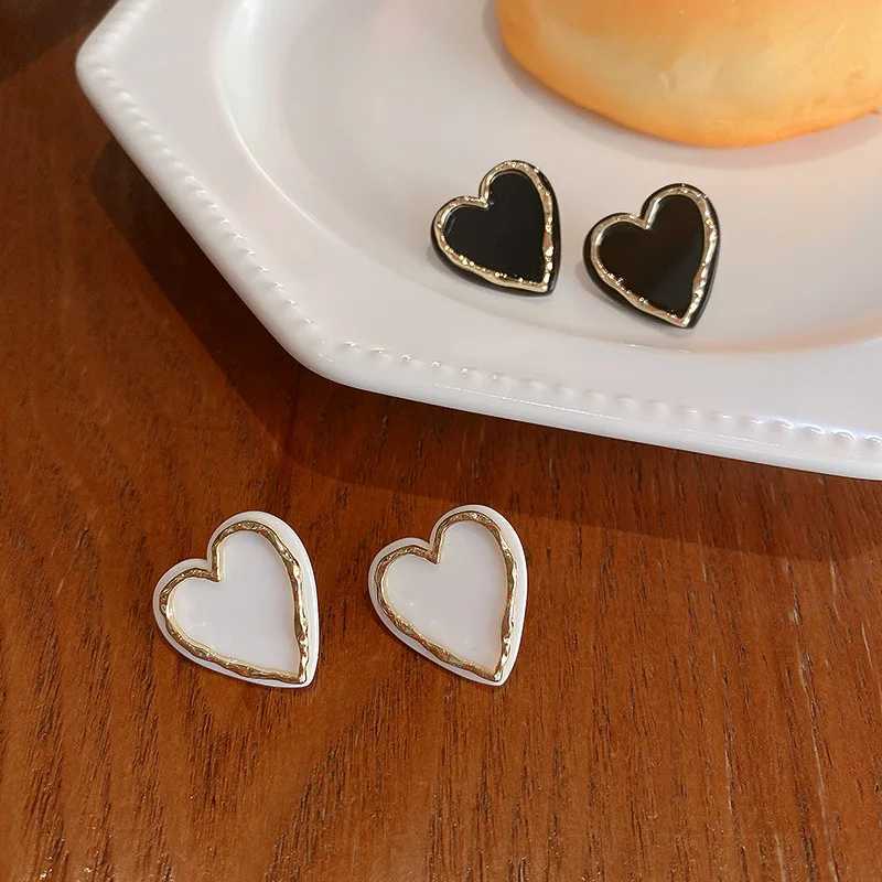 Blk White Color Love Earrings 2021 New Simple Heart rylic Plate Stud Earrings Personty Korean Fashion Jewelry Brincos M260922