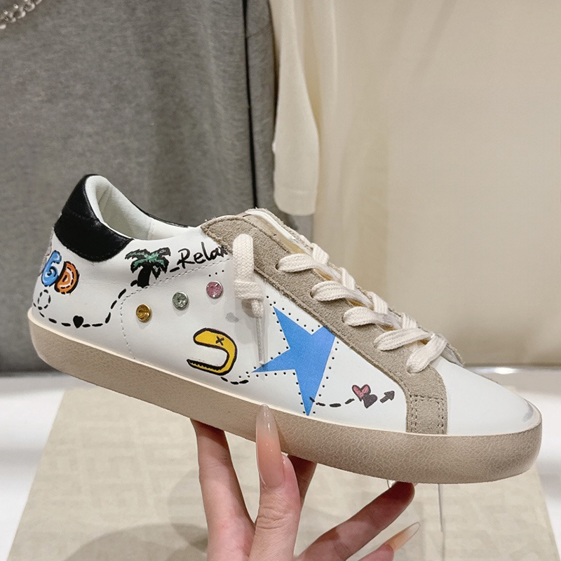2026 Automne Nouveau Haut de gamme Lettre Imprimée En Cuir Véritable Rétro Étoile Vintage Chaussures de Conseil Femmes Tête Ronde Fond Plat Polyv