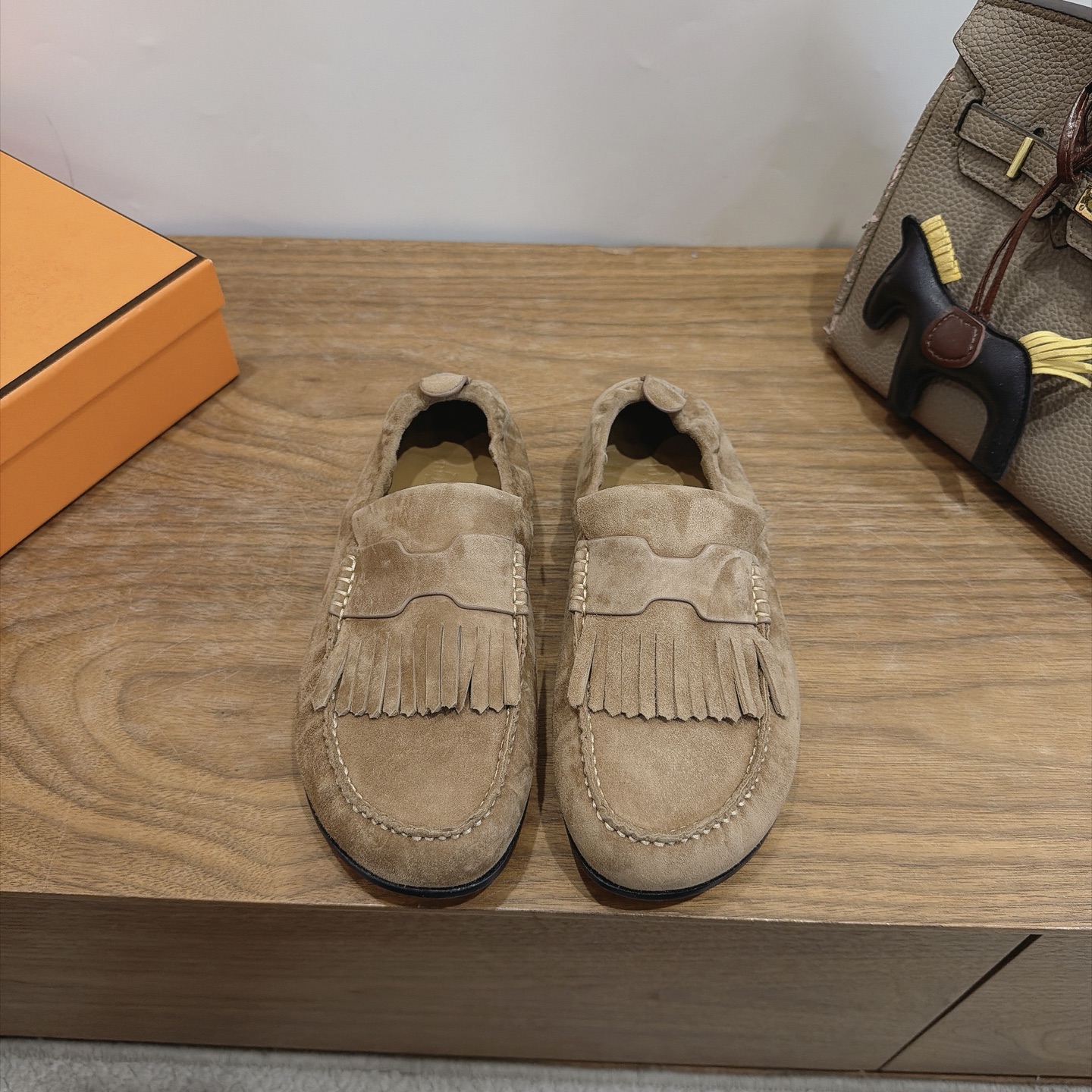 Luxury Designer Womens Shoes Suede Loafers With Tassel Fringe And Moccasin Stitching Comfortable Slip On Flat Shoes For Office And Casual Daily Wear