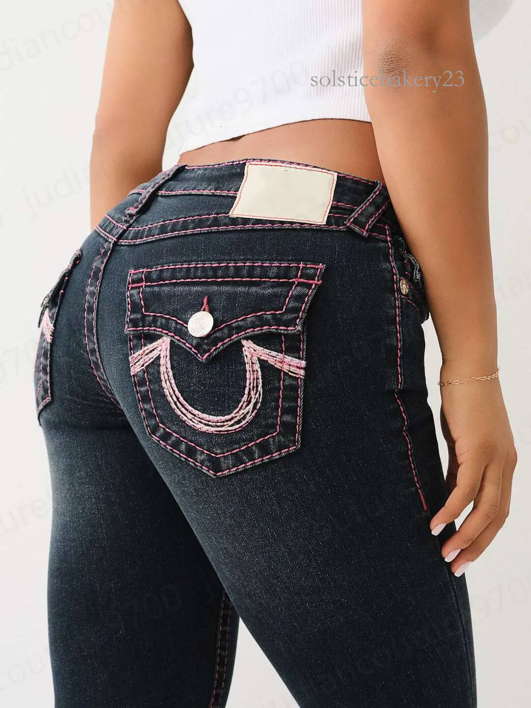 Rise Flare Jeans trues relgion jean donna Pantaloni in denim lavaggio scuro Cuciture rosa a contrasto Tasca posteriore ricamata Dettaglio logo del m