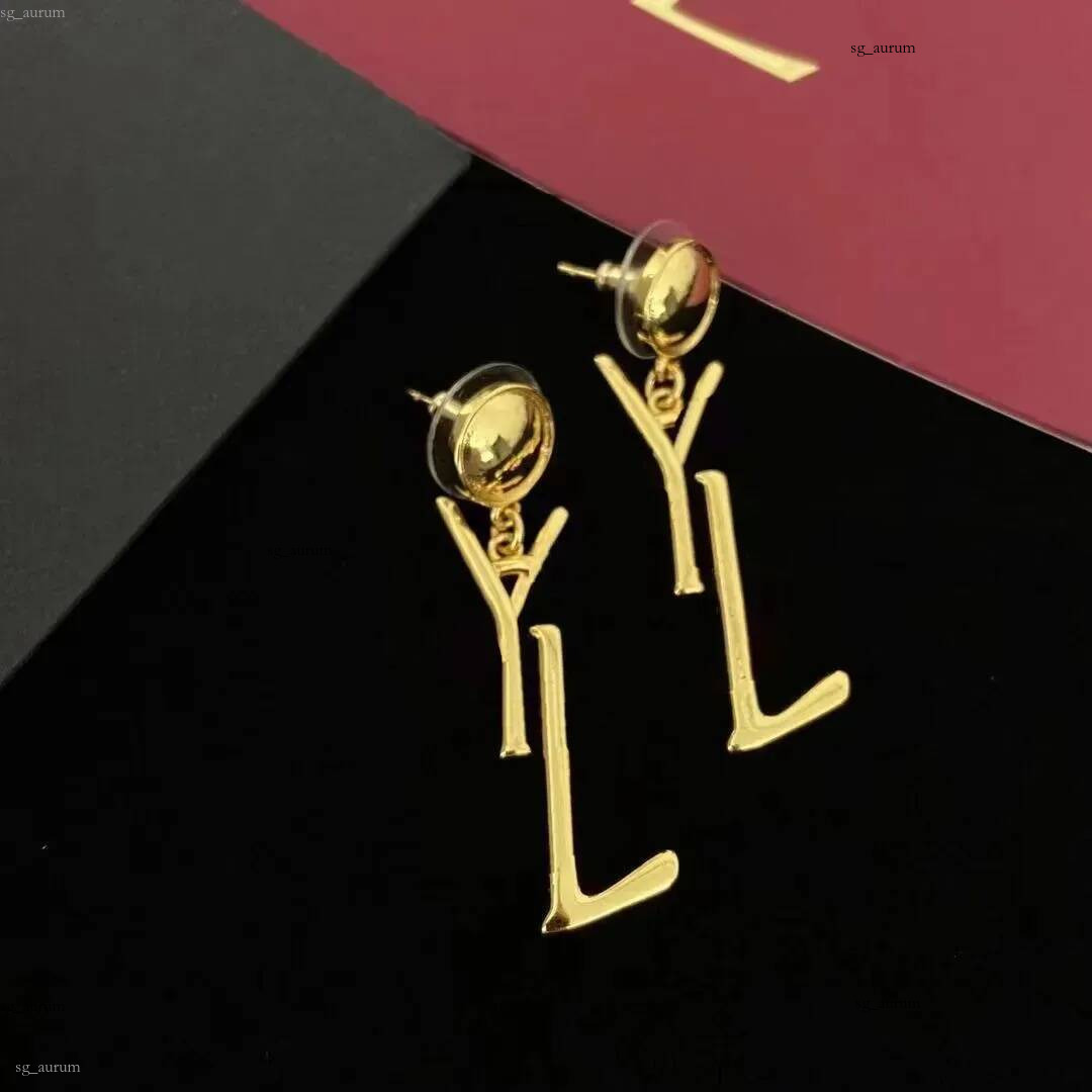 Boucles d'oreilles luxueuses en pierres précieuses colorées avec pendentif assorti, choix exquis des créateurs pour elle