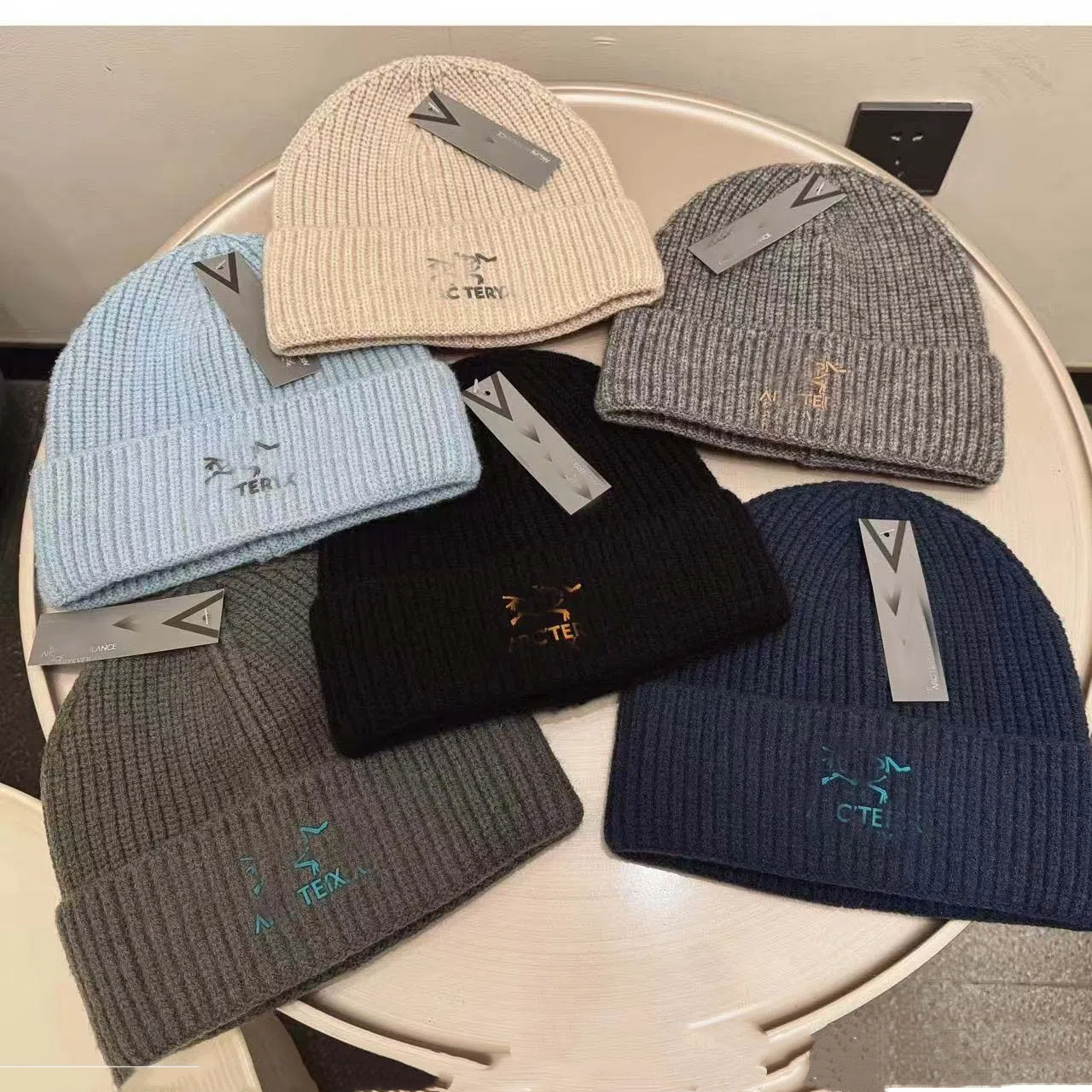 Bonnet en tricot côtelé épais avec revers pliable et tête de mort unisexe pour l'extérieur et l'hiver avec broderie subtile