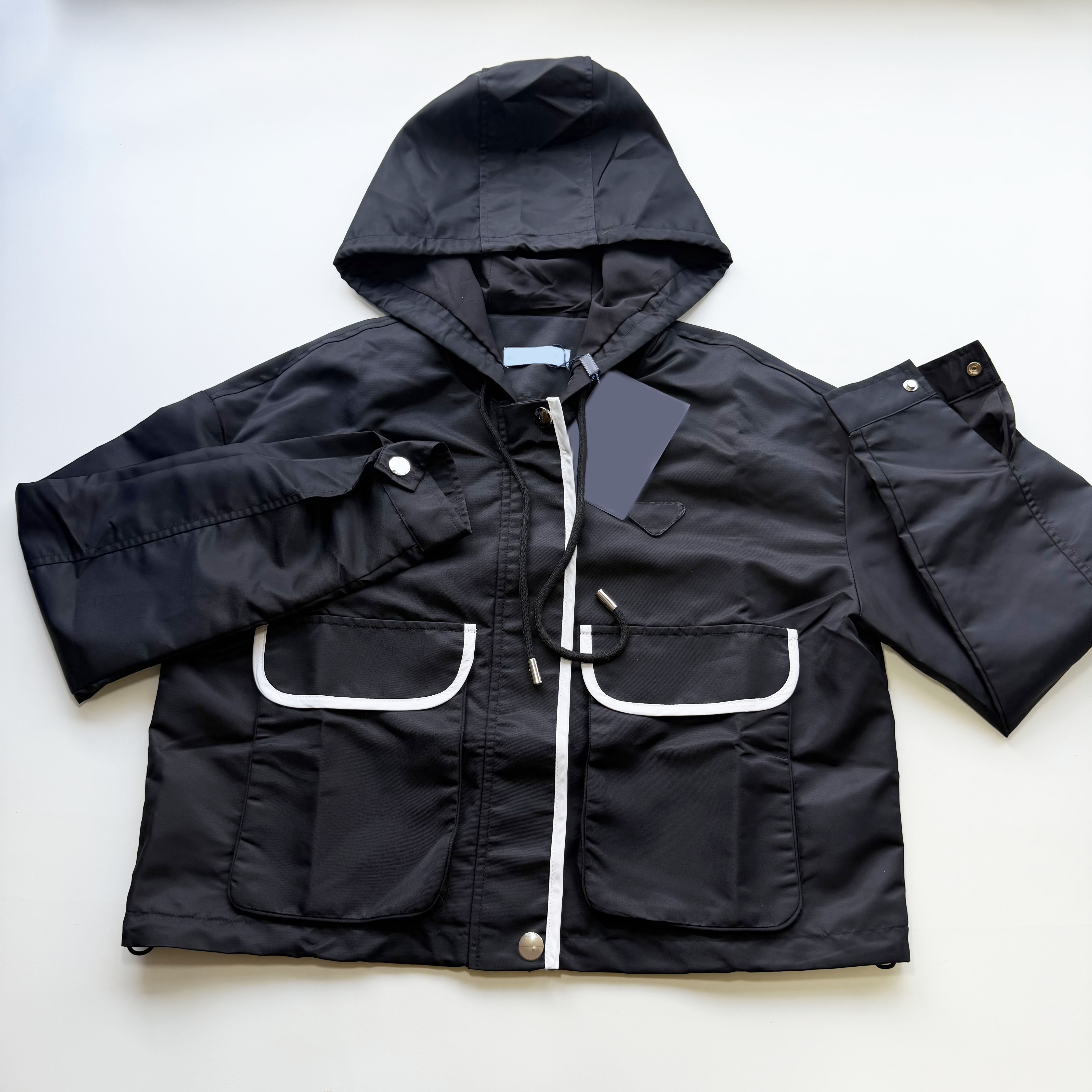 Nouveaux vêtements de mode recadrés coupe-vent en nylon à capuche femmes veste utilitaire courte noire avec passepoil blanc style utilitaire spor