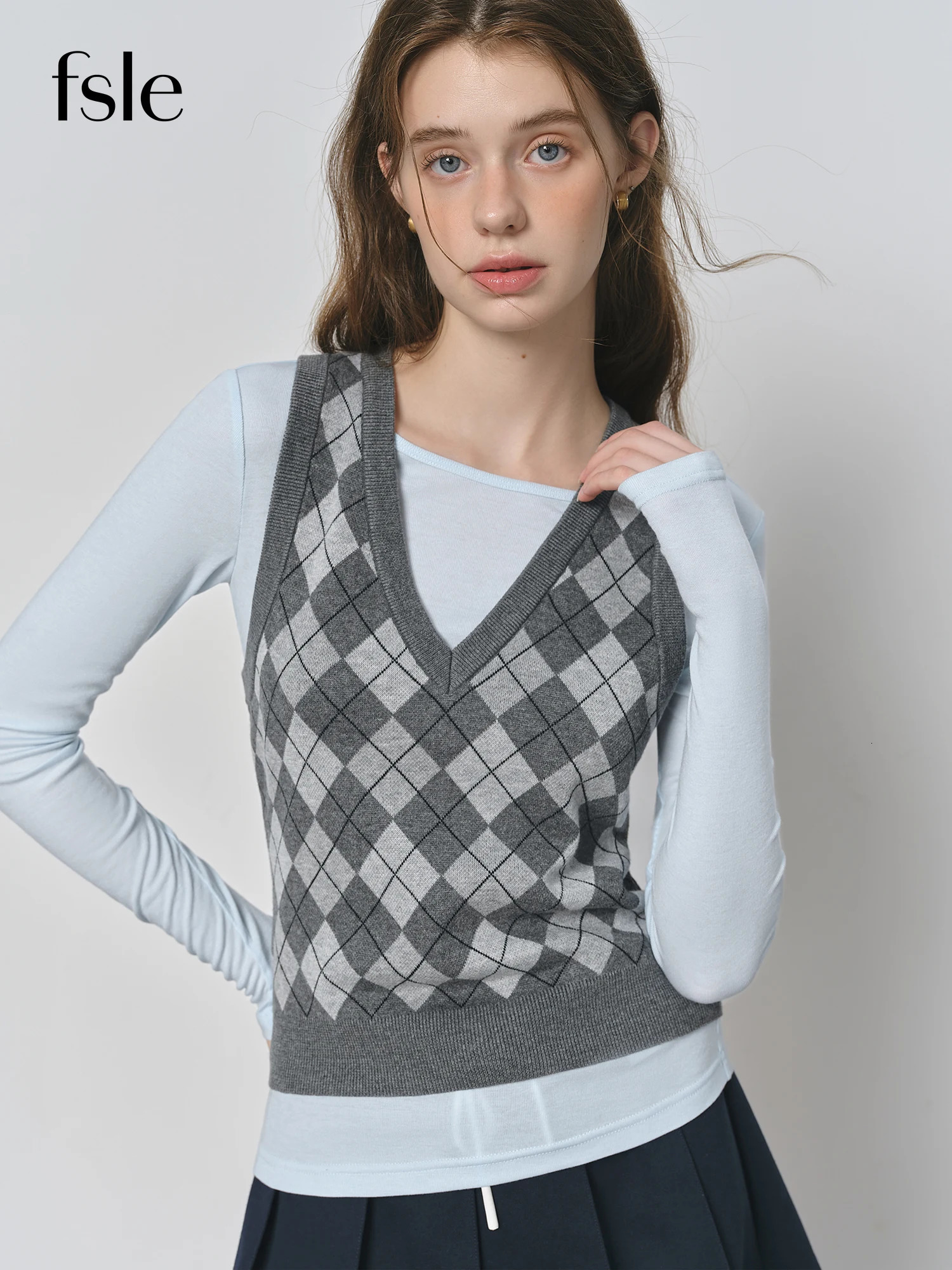 FSLE Plaid Red Gray Vneck Knitted Vest Top for Women 2025 Autumn Arrival Retro College Style Outerwear 25FS13248 260905