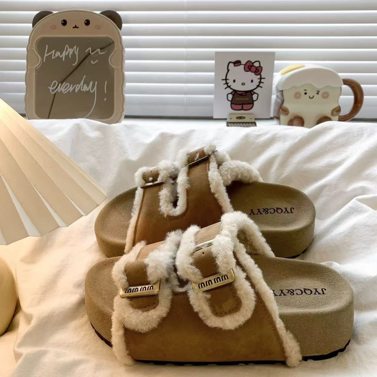 Designer de luxe Naew Livraison gratuite Designer pour femmes Sandales Brown Khai À la mode et polyvalent hiver chaud pantoufles plates