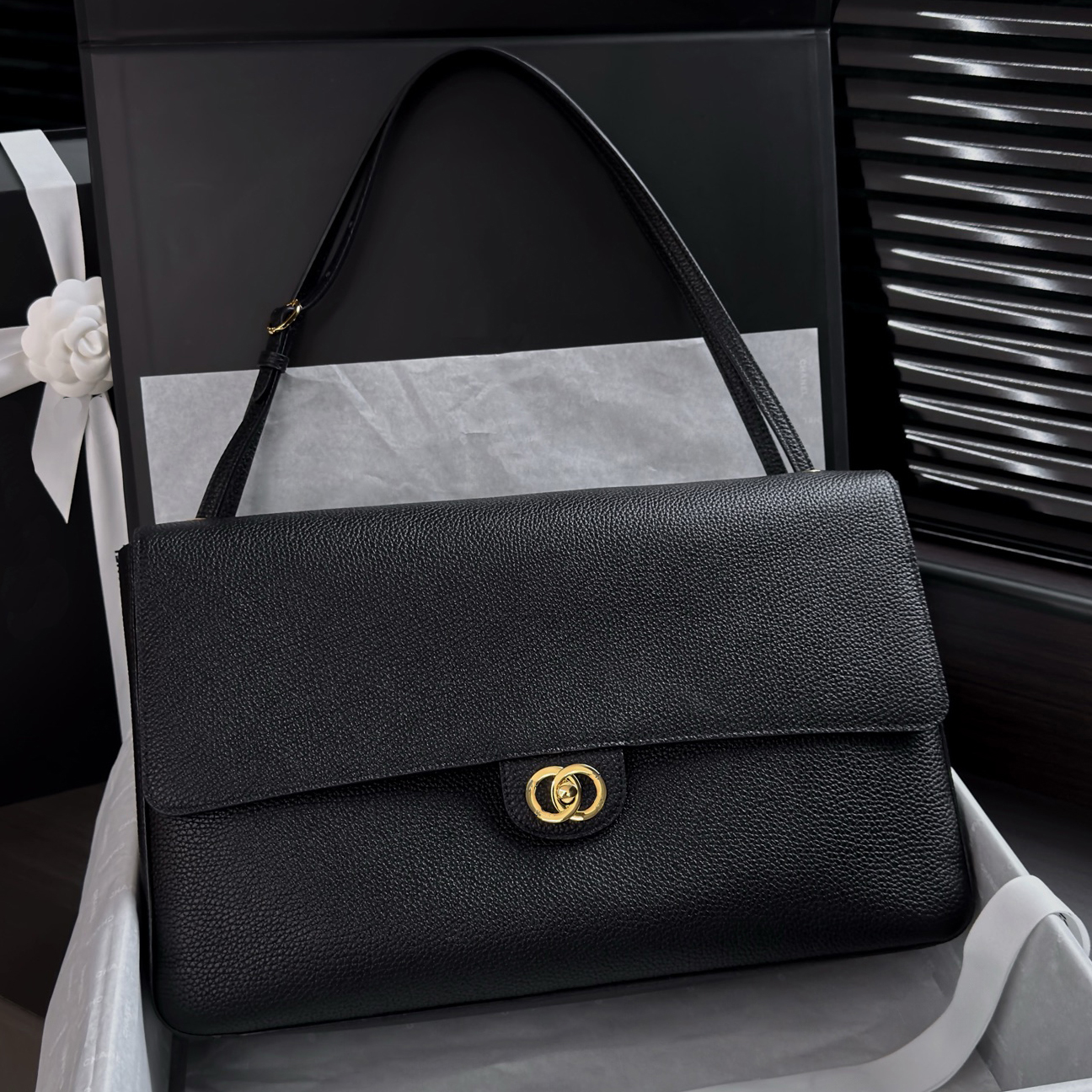 High-Quality 26S MAXI Flapbag 25 Tote Bag with Drawstring, Metal Chain and Leather Accents, Caviar Finish, Smooth Lambskin, Luxury Bag, Large Capaci