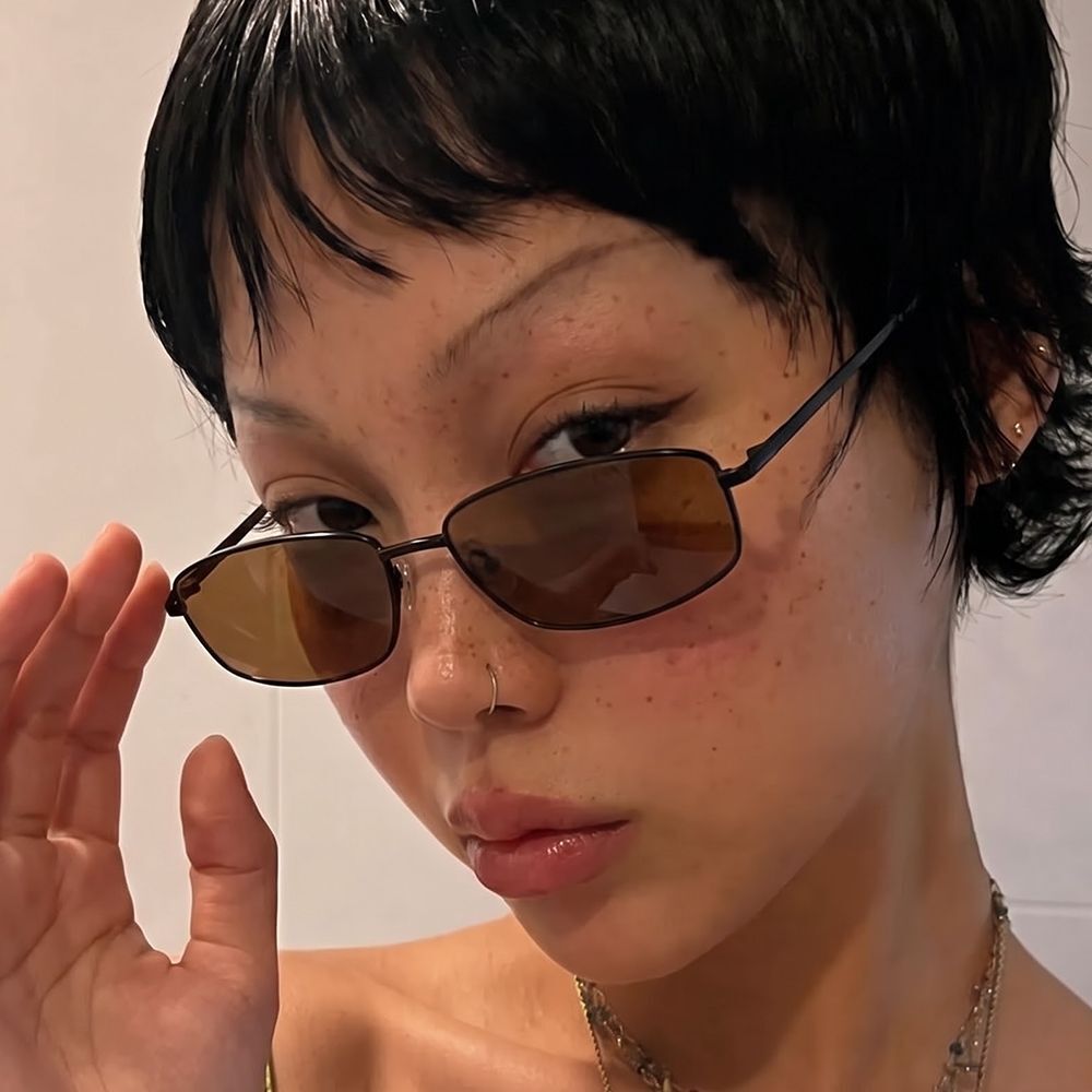 Nouvelles lunettes de soleil élégantes avec une ambiance fille chaude, parfaites pour la protection solaire en extérieur, avec une monture en mét