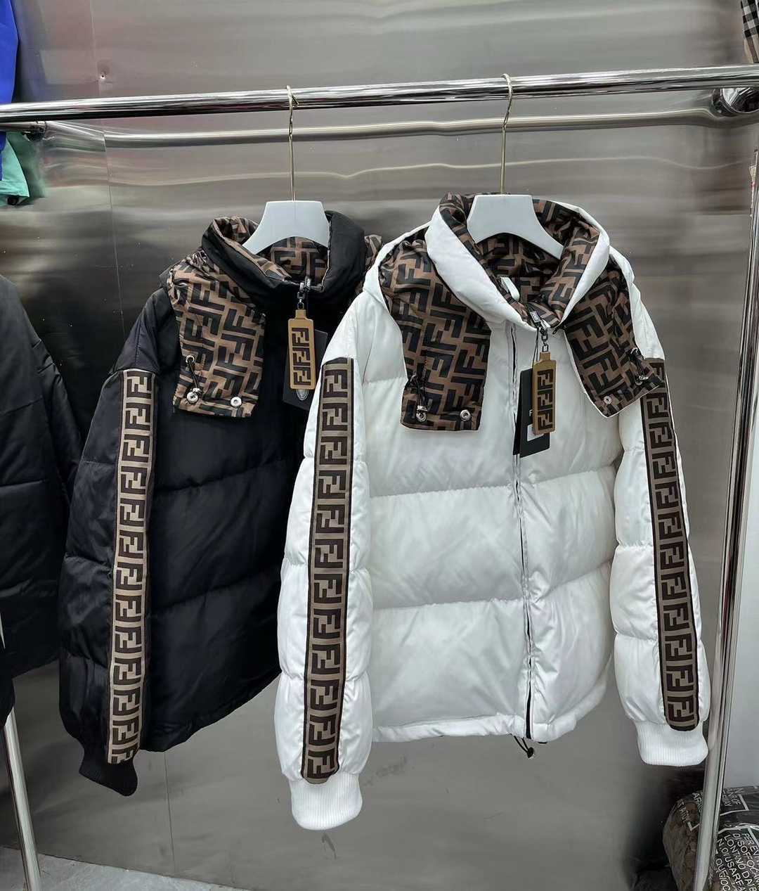 Winter high-end embroidered reversible men's and women's fashionable casual warm thickened hooded jacket T260911