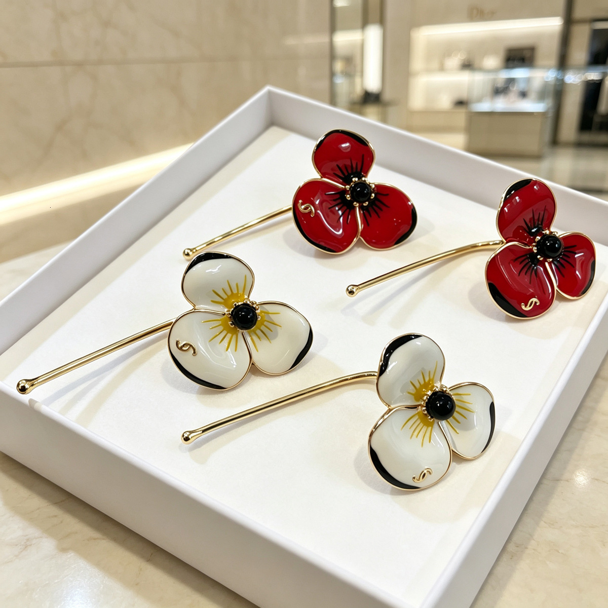 26 New three-color pansy earrings, a touch of luxury, fashionable, high-end, elegant, classic, suitable for everyday wear and commuting, versatile,