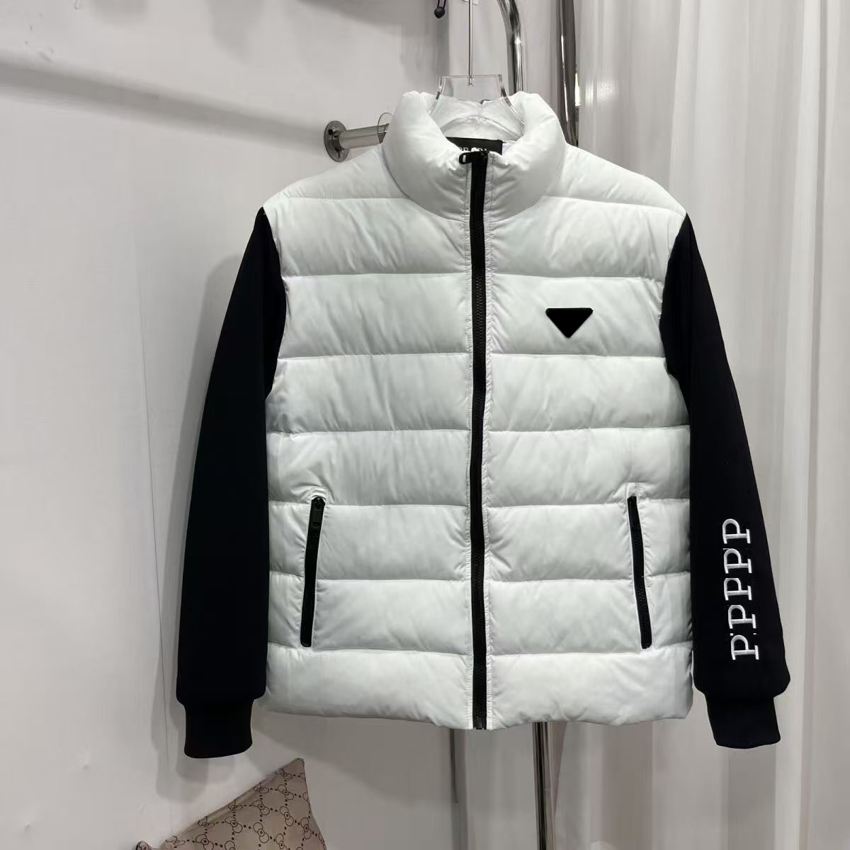 10A Designer Man Jacket Down Parkas Coats Puffer Jackets Bomber Winter Coat Zippers Hoodie Budge Sleeves Outwears Man Tops Jackets Windbreaker Asian
