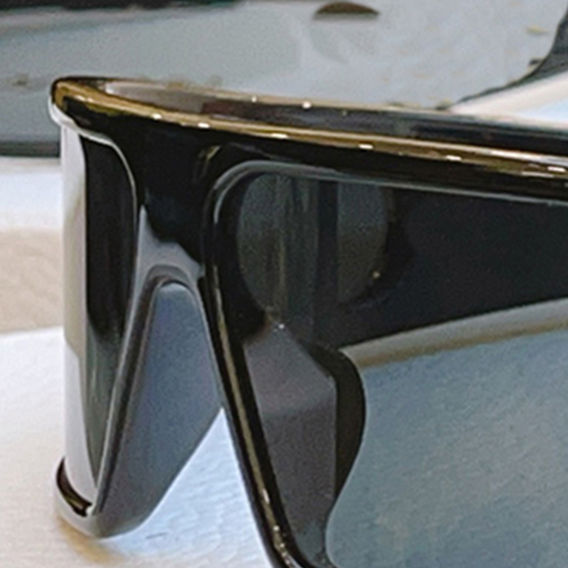 Les lunettes de soleil de créateurs peuvent être associées à des lunettes à monture noire de célébrités du réseau