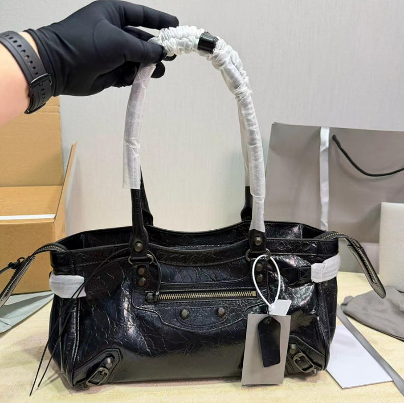 Sacs à main de créateurs Femmes Lettre Modèle Sacs en cuir de mode Mans Grande capacité Sac en cuir véritable Sac classique de luxe Sac à bandoul