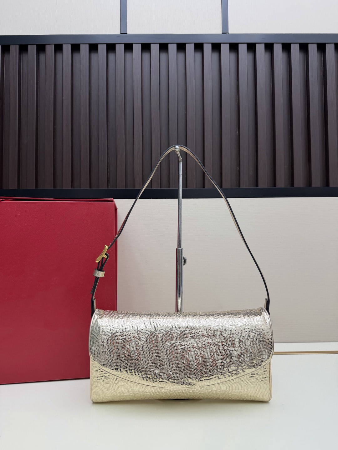 10A top-quality top designer, luxurious and shiny flip-top women's bag, retro metal buckle strapless shoulder bag, daily party handbag