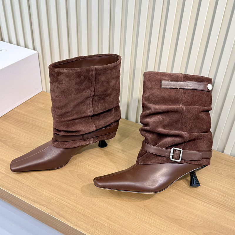 Automne et hiver, Maillard portant des bottes empilées mi-tube, un chaton à tête carrée pour femmes et des bottes plissées pour femmes ont l'air