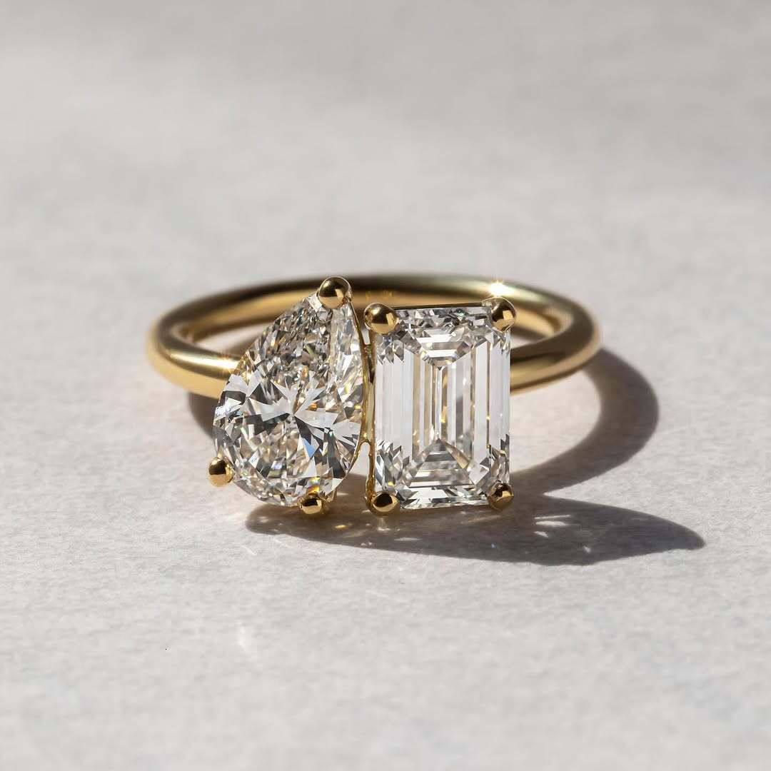 Custom ODM Manufacturer 10K 14K 18K Gold Moissanite Engagement Ring Pear Emerald Cut 2 Ct VVS Sparkle Prong Setting Minimalist