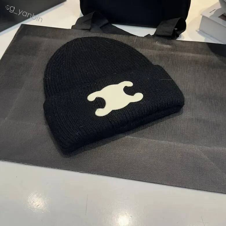 CE designer luxe pierre couleur unie mode loisirs stries manières bonnet chaud lettre chapeau cadeau de noël e45 chaud