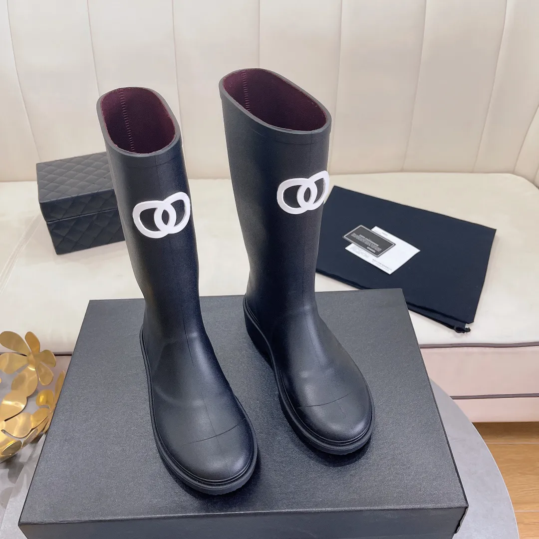 Designer New boots High End Same Style Knee High Rain Boots Ladies Waterproof Anti Slip Thick Sole Embossed Decor Rubber Multi Color Outdoor Fashion