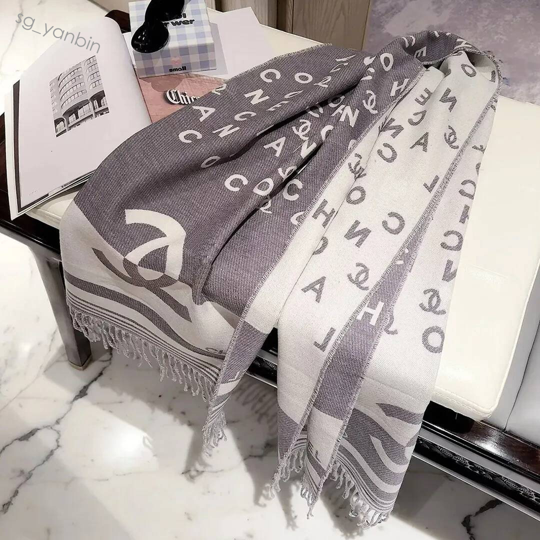 Luxe pour les femmes élégant cachemire cc designer lettre complète imprimée doux au toucher enveloppes chaudes écharpe d'hiver cadeau de noël bel