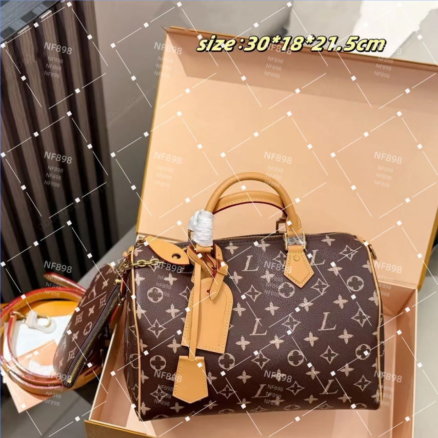 High-Quality designer soft p9 pillow bag 20cm 25cm 30cm 40cm Animal label built-in gold medal cowhide copper hardware accessories super soft leather