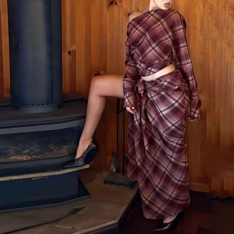 Ensemble deux pièces pour femme, haut à manches longues et jupe portefeuille à carreaux bordeaux, élégant, drapé, taille torsadée, tenue assortie