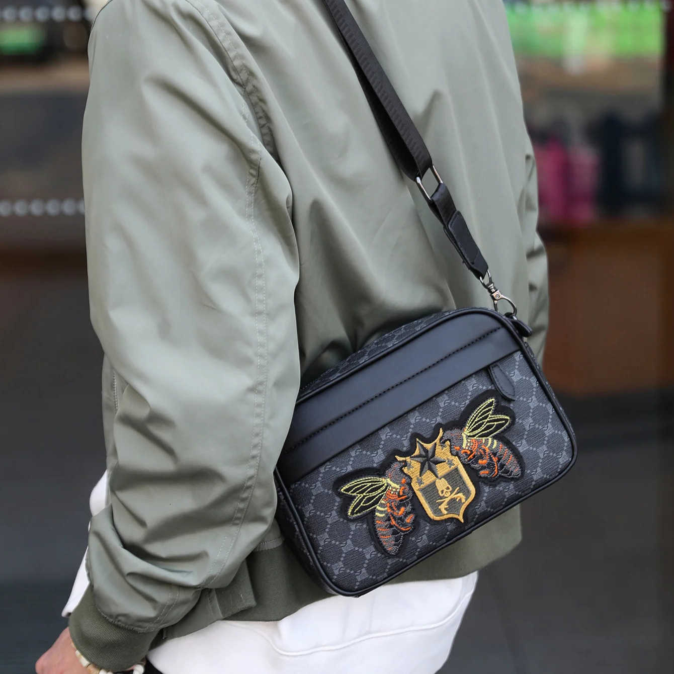 Crossbody Bag Bee Embroidery Men's Shoulder Bag Woman/Man Outdoor Commuting Business Satchels Waterproof PU Slide Men Bags H260915