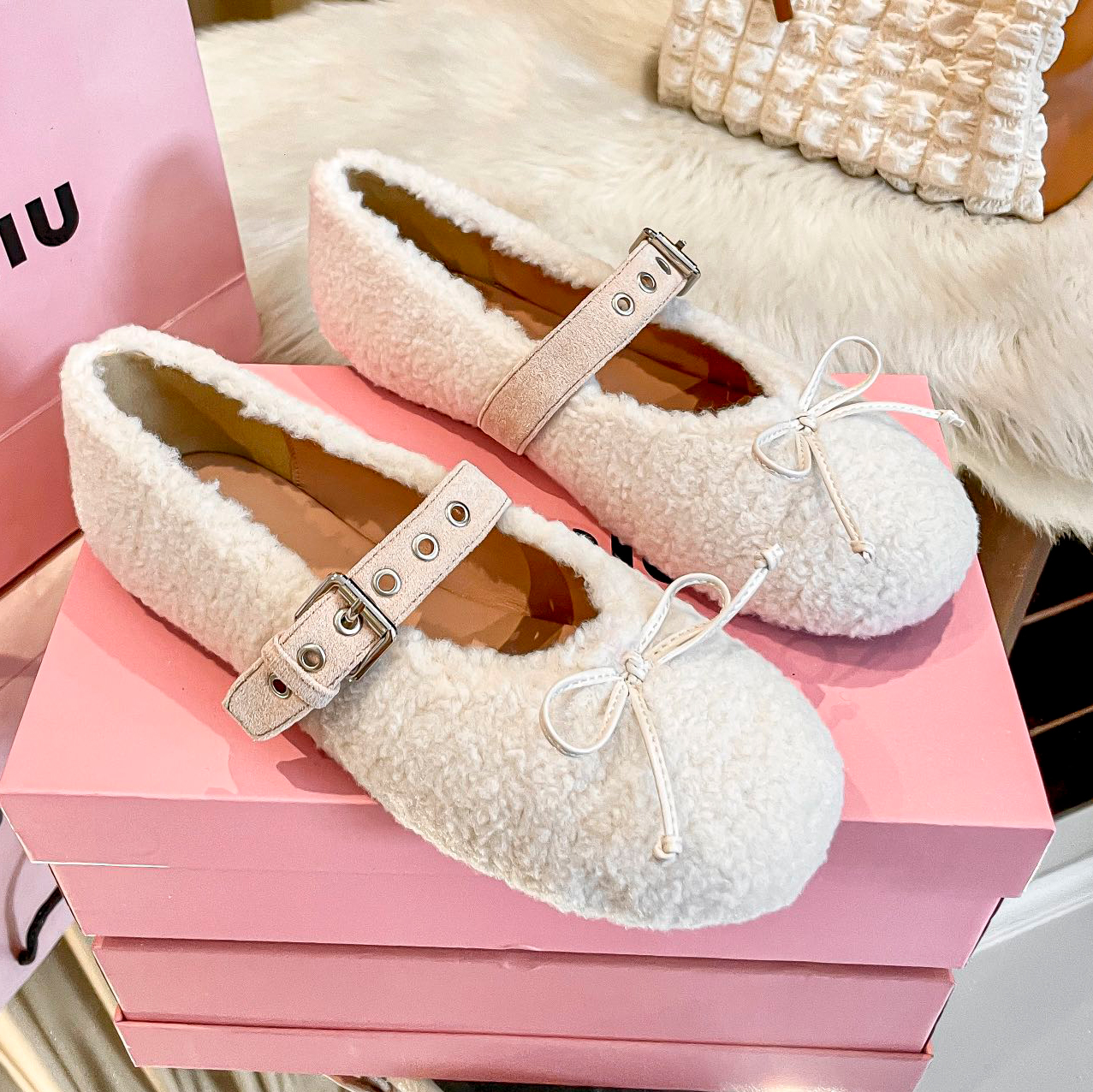 2026 Designer Sandals Bow fuzzy flats New Ballet Slide Sandals Ladies Wool Slides Thick-sole cotton slippers Winter Fur Fluffy Shoe