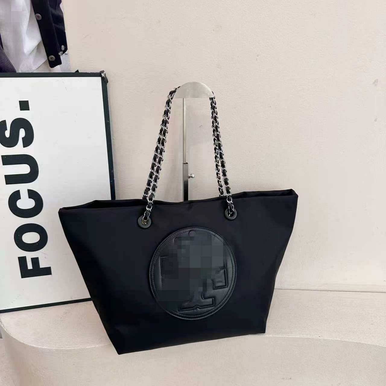 Large-capacity black chain tote bag for women, nylon lightweight shoulder bag, simple female designer bag for work and commuting