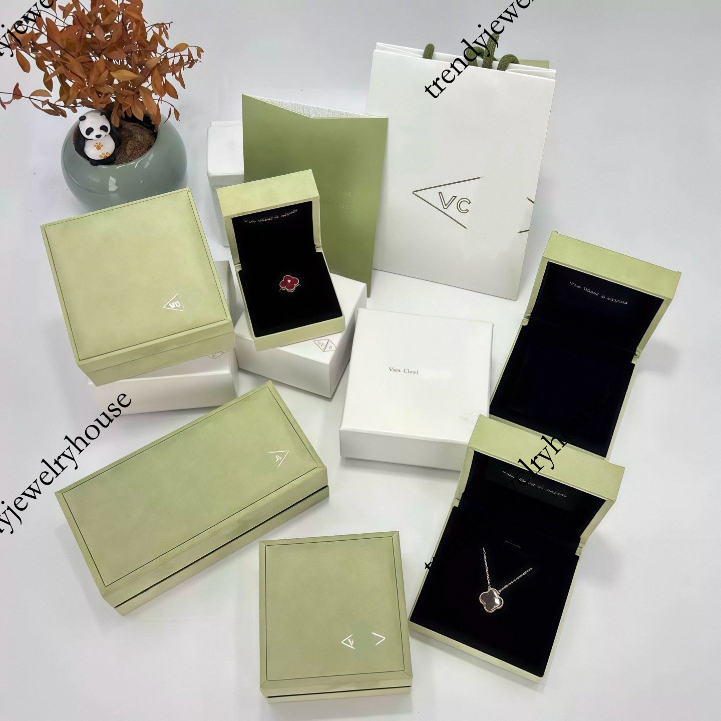 Designer Jewelry vanly V Ring Necklace Bracelet Bangle Earring Box, Brand Counter, High-End Four-Leaf Clover Universal Jewelry Box