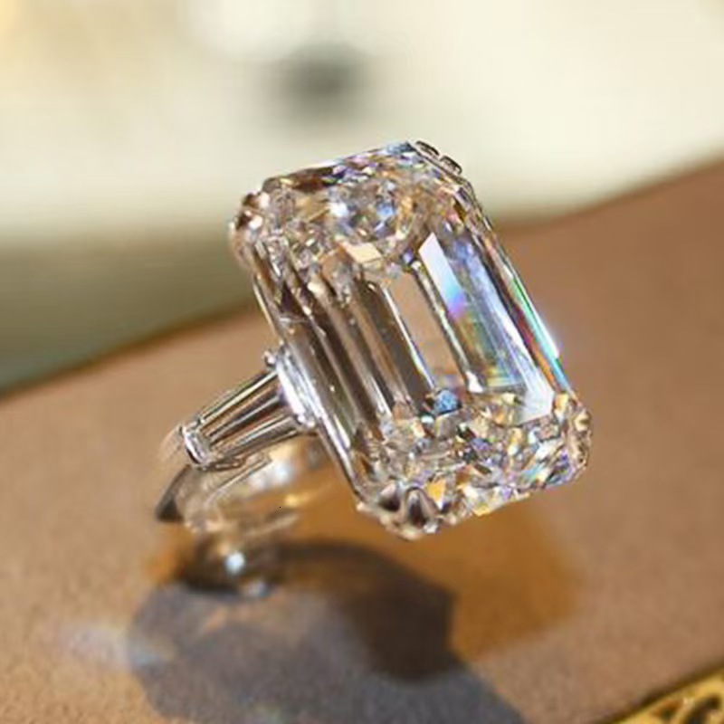 Best-selling quadrilateral geometric design ring for women. Luxurious and elegant engagement and wedding accessories. Unique and fashionable jewelry