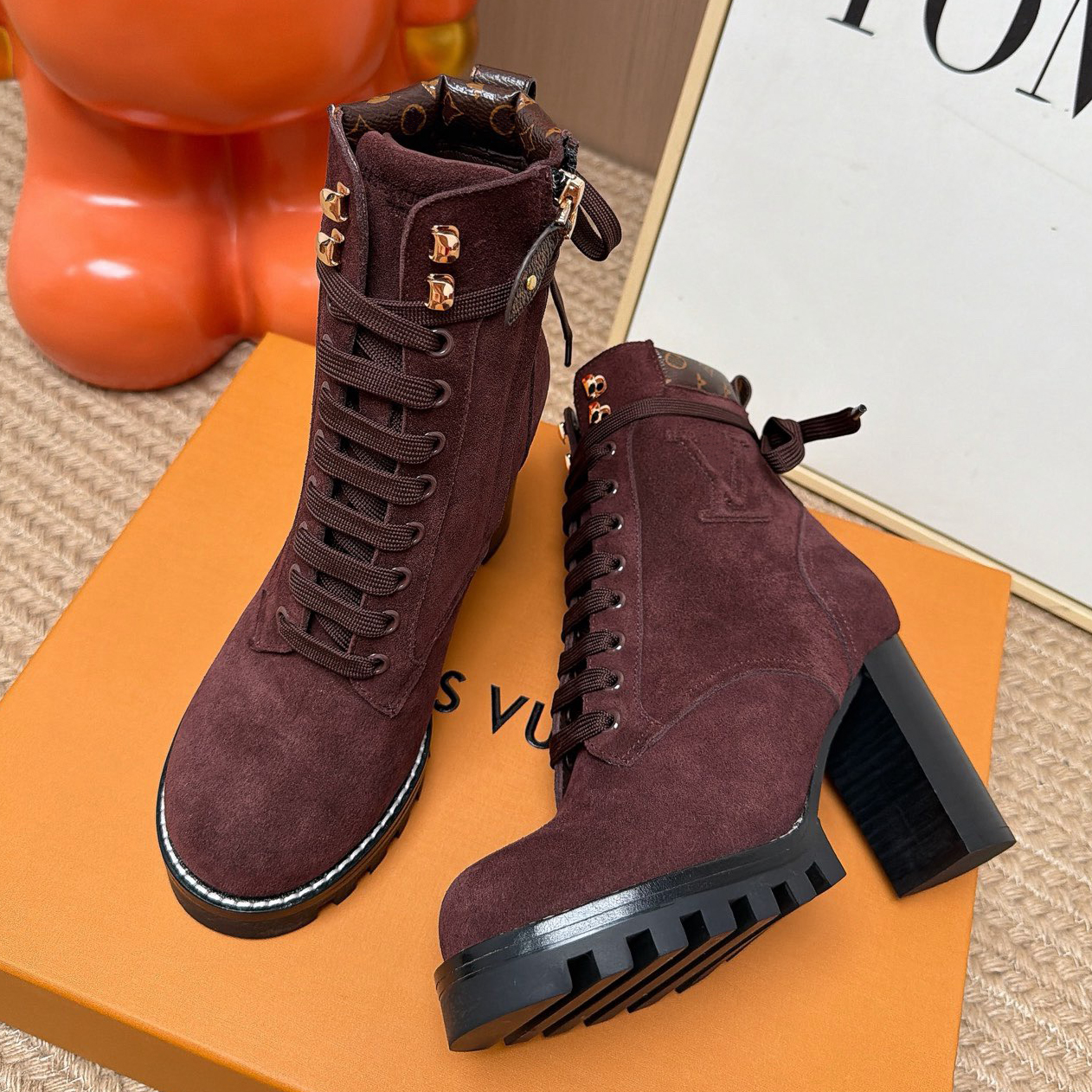 2026 New Arrival Designer Boots With Box Riding BootsEmbossed Letter Boot Buckle Winter New Style Mid Length Lace Up Knitted Letters Elastic Short T