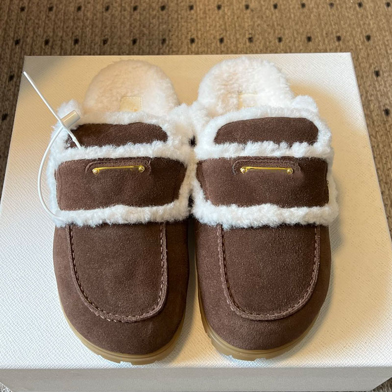 Luxury Suede Shearling Mules Womens Soft Warm Mule 1R129O Designer Enameled Metal Logo Boken Shoes Ladie Winter Outdoor Round Toe Shoes Rubber Outso