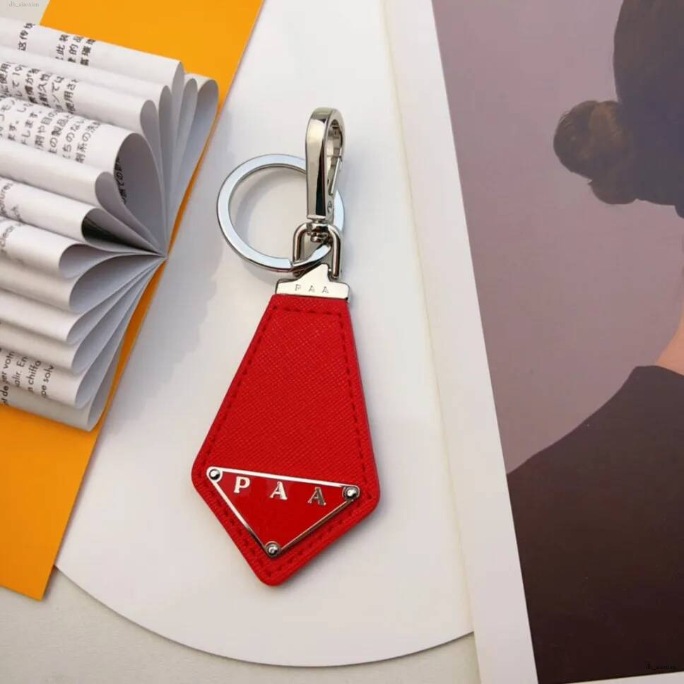 Porte-clés Triangle En Métal En Cuir Classique Concepteur Exquis Cadeau Simple Et Haut De Gamme Adapté À La Décoration Suspendue Assortie Multifo
