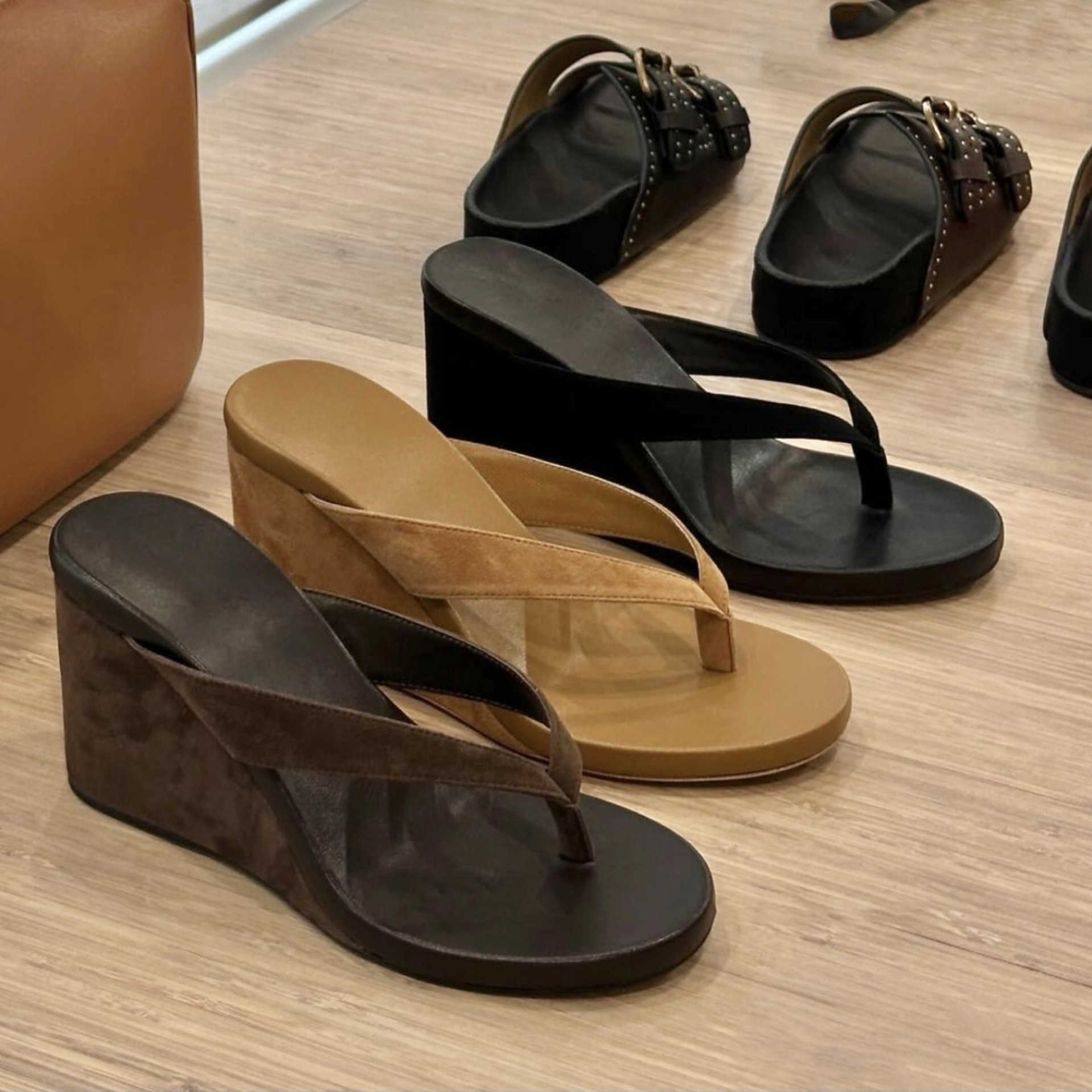 French-style exquisite toe-post wedge sandals 2026 summer new collection suede high-heeled flip-flops for women designed for outdoor wear Q260916