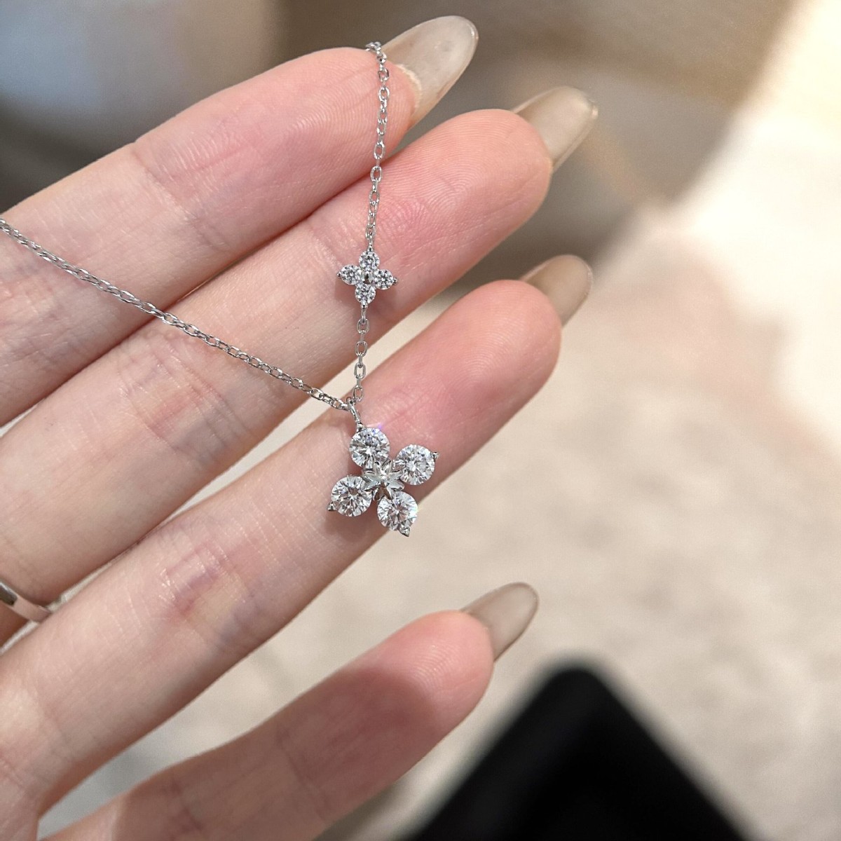 Necklace Pendant Four Leaf Clover Design Sparkling Crystal Flower Shape Chain Gift For Women Daily Wear Elegant Accessory
